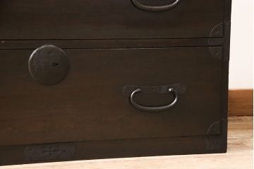 二段箪笥を衣装箪笥とテレビボードにリメイク!上段は高品質リペアを施し、衣装箪笥に。下段はヒノキ無垢材の天板を取り付けてテレビボードに。いずれも現状の色味を活かして塗装仕上げ。