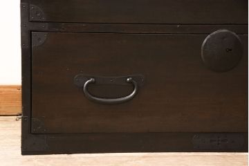 二段箪笥を衣装箪笥とテレビボードにリメイク!上段は高品質リペアを施し、衣装箪笥に。下段はヒノキ無垢材の天板を取り付けてテレビボードに。いずれも現状の色味を活かして塗装仕上げ。