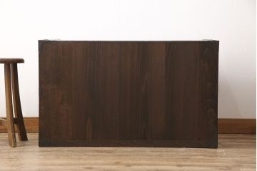 二段箪笥を衣装箪笥とテレビボードにリメイク!上段は高品質リペアを施し、衣装箪笥に。下段はヒノキ無垢材の天板を取り付けてテレビボードに。いずれも現状の色味を活かして塗装仕上げ。
