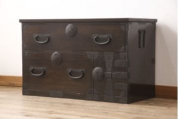 二段箪笥を衣装箪笥とテレビボードにリメイク!上段は高品質リペアを施し、衣装箪笥に。下段はヒノキ無垢材の天板を取り付けてテレビボードに。いずれも現状の色味を活かして塗装仕上げ。
