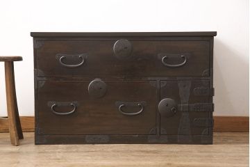 二段箪笥を衣装箪笥とテレビボードにリメイク!上段は高品質リペアを施し、衣装箪笥に。下段はヒノキ無垢材の天板を取り付けてテレビボードに。いずれも現状の色味を活かして塗装仕上げ。