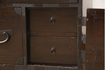 二段箪笥を衣装箪笥とテレビボードにリメイク!上段は高品質リペアを施し、衣装箪笥に。下段はヒノキ無垢材の天板を取り付けてテレビボードに。いずれも現状の色味を活かして塗装仕上げ。