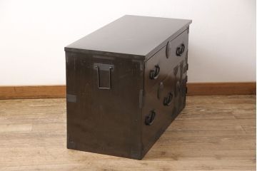 二段箪笥を衣装箪笥とテレビボードにリメイク!上段は高品質リペアを施し、衣装箪笥に。下段はヒノキ無垢材の天板を取り付けてテレビボードに。いずれも現状の色味を活かして塗装仕上げ。