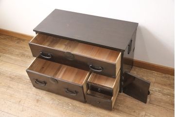 二段箪笥を衣装箪笥とテレビボードにリメイク!上段は高品質リペアを施し、衣装箪笥に。下段はヒノキ無垢材の天板を取り付けてテレビボードに。いずれも現状の色味を活かして塗装仕上げ。