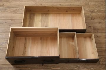 二段箪笥を衣装箪笥とテレビボードにリメイク!上段は高品質リペアを施し、衣装箪笥に。下段はヒノキ無垢材の天板を取り付けてテレビボードに。いずれも現状の色味を活かして塗装仕上げ。