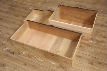 二段箪笥を衣装箪笥とテレビボードにリメイク!上段は高品質リペアを施し、衣装箪笥に。下段はヒノキ無垢材の天板を取り付けてテレビボードに。いずれも現状の色味を活かして塗装仕上げ。