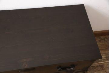 二段箪笥を衣装箪笥とテレビボードにリメイク!上段は高品質リペアを施し、衣装箪笥に。下段はヒノキ無垢材の天板を取り付けてテレビボードに。いずれも現状の色味を活かして塗装仕上げ。