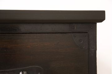 二段箪笥を衣装箪笥とテレビボードにリメイク!上段は高品質リペアを施し、衣装箪笥に。下段はヒノキ無垢材の天板を取り付けてテレビボードに。いずれも現状の色味を活かして塗装仕上げ。