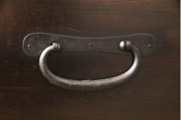 二段箪笥を衣装箪笥とテレビボードにリメイク!上段は高品質リペアを施し、衣装箪笥に。下段はヒノキ無垢材の天板を取り付けてテレビボードに。いずれも現状の色味を活かして塗装仕上げ。