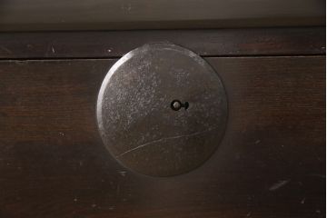 二段箪笥を衣装箪笥とテレビボードにリメイク!上段は高品質リペアを施し、衣装箪笥に。下段はヒノキ無垢材の天板を取り付けてテレビボードに。いずれも現状の色味を活かして塗装仕上げ。