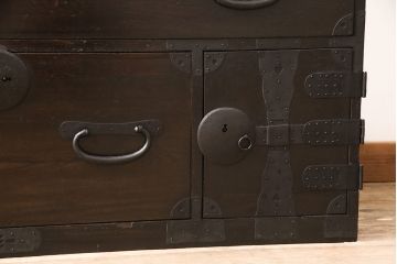 二段箪笥を衣装箪笥とテレビボードにリメイク!上段は高品質リペアを施し、衣装箪笥に。下段はヒノキ無垢材の天板を取り付けてテレビボードに。いずれも現状の色味を活かして塗装仕上げ。