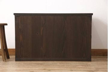 二段箪笥を衣装箪笥とテレビボードにリメイク!上段は高品質リペアを施し、衣装箪笥に。下段はヒノキ無垢材の天板を取り付けてテレビボードに。いずれも現状の色味を活かして塗装仕上げ。