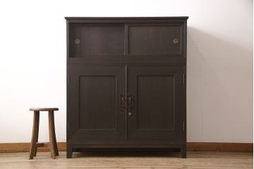 3段重ね桐箪笥を収納棚とチェストにリメイク!上段・中段は重ねて収納棚に。金具を交換して、チェスナット系に着色仕上げ。下段は取っ手金具を交換してアンティークホワイトにペイントし、チェストに。それそれヒノキ無垢材の天板と脚を取り付け。