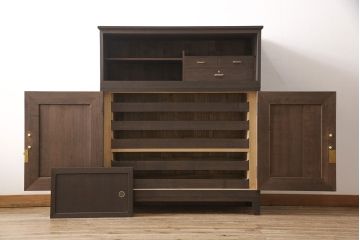 3段重ね桐箪笥を収納棚とチェストにリメイク!上段・中段は重ねて収納棚に。金具を交換して、チェスナット系に着色仕上げ。下段は取っ手金具を交換してアンティークホワイトにペイントし、チェストに。それそれヒノキ無垢材の天板と脚を取り付け。
