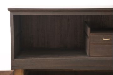 3段重ね桐箪笥を収納棚とチェストにリメイク!上段・中段は重ねて収納棚に。金具を交換して、チェスナット系に着色仕上げ。下段は取っ手金具を交換してアンティークホワイトにペイントし、チェストに。それそれヒノキ無垢材の天板と脚を取り付け。