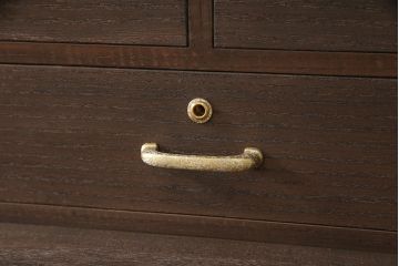3段重ね桐箪笥を収納棚とチェストにリメイク!上段・中段は重ねて収納棚に。金具を交換して、チェスナット系に着色仕上げ。下段は取っ手金具を交換してアンティークホワイトにペイントし、チェストに。それそれヒノキ無垢材の天板と脚を取り付け。
