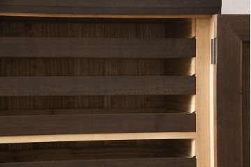 3段重ね桐箪笥を収納棚とチェストにリメイク!上段・中段は重ねて収納棚に。金具を交換して、チェスナット系に着色仕上げ。下段は取っ手金具を交換してアンティークホワイトにペイントし、チェストに。それそれヒノキ無垢材の天板と脚を取り付け。