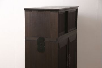 3段重ね桐箪笥を収納棚とチェストにリメイク!上段・中段は重ねて収納棚に。金具を交換して、チェスナット系に着色仕上げ。下段は取っ手金具を交換してアンティークホワイトにペイントし、チェストに。それそれヒノキ無垢材の天板と脚を取り付け。