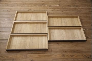 3段重ね桐箪笥を収納棚とチェストにリメイク!上段・中段は重ねて収納棚に。金具を交換して、チェスナット系に着色仕上げ。下段は取っ手金具を交換してアンティークホワイトにペイントし、チェストに。それそれヒノキ無垢材の天板と脚を取り付け。