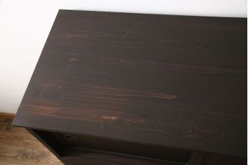 3段重ね桐箪笥を収納棚とチェストにリメイク!上段・中段は重ねて収納棚に。金具を交換して、チェスナット系に着色仕上げ。下段は取っ手金具を交換してアンティークホワイトにペイントし、チェストに。それそれヒノキ無垢材の天板と脚を取り付け。