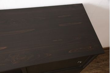 3段重ね桐箪笥を収納棚とチェストにリメイク!上段・中段は重ねて収納棚に。金具を交換して、チェスナット系に着色仕上げ。下段は取っ手金具を交換してアンティークホワイトにペイントし、チェストに。それそれヒノキ無垢材の天板と脚を取り付け。