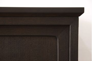 3段重ね桐箪笥を収納棚とチェストにリメイク!上段・中段は重ねて収納棚に。金具を交換して、チェスナット系に着色仕上げ。下段は取っ手金具を交換してアンティークホワイトにペイントし、チェストに。それそれヒノキ無垢材の天板と脚を取り付け。