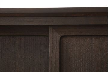 3段重ね桐箪笥を収納棚とチェストにリメイク!上段・中段は重ねて収納棚に。金具を交換して、チェスナット系に着色仕上げ。下段は取っ手金具を交換してアンティークホワイトにペイントし、チェストに。それそれヒノキ無垢材の天板と脚を取り付け。