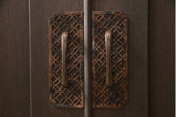3段重ね桐箪笥を収納棚とチェストにリメイク!上段・中段は重ねて収納棚に。金具を交換して、チェスナット系に着色仕上げ。下段は取っ手金具を交換してアンティークホワイトにペイントし、チェストに。それそれヒノキ無垢材の天板と脚を取り付け。