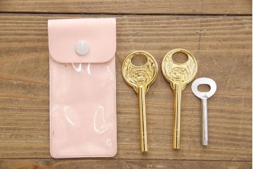 3段重ね桐箪笥を収納棚とチェストにリメイク!上段・中段は重ねて収納棚に。金具を交換して、チェスナット系に着色仕上げ。下段は取っ手金具を交換してアンティークホワイトにペイントし、チェストに。それそれヒノキ無垢材の天板と脚を取り付け。