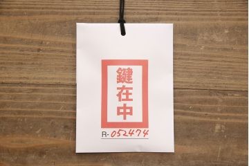 3段重ね桐箪笥を収納棚とチェストにリメイク!上段・中段は重ねて収納棚に。金具を交換して、チェスナット系に着色仕上げ。下段は取っ手金具を交換してアンティークホワイトにペイントし、チェストに。それそれヒノキ無垢材の天板と脚を取り付け。