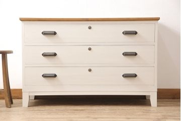 3段重ね桐箪笥を収納棚とチェストにリメイク!上段・中段は重ねて収納棚に。金具を交換して、チェスナット系に着色仕上げ。下段は取っ手金具を交換してアンティークホワイトにペイントし、チェストに。それそれヒノキ無垢材の天板と脚を取り付け。