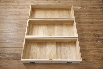 3段重ね桐箪笥を収納棚とチェストにリメイク!上段・中段は重ねて収納棚に。金具を交換して、チェスナット系に着色仕上げ。下段は取っ手金具を交換してアンティークホワイトにペイントし、チェストに。それそれヒノキ無垢材の天板と脚を取り付け。