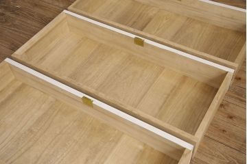 3段重ね桐箪笥を収納棚とチェストにリメイク!上段・中段は重ねて収納棚に。金具を交換して、チェスナット系に着色仕上げ。下段は取っ手金具を交換してアンティークホワイトにペイントし、チェストに。それそれヒノキ無垢材の天板と脚を取り付け。