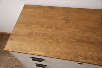 3段重ね桐箪笥を収納棚とチェストにリメイク!上段・中段は重ねて収納棚に。金具を交換して、チェスナット系に着色仕上げ。下段は取っ手金具を交換してアンティークホワイトにペイントし、チェストに。それそれヒノキ無垢材の天板と脚を取り付け。
