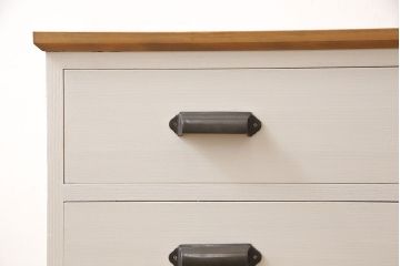 3段重ね桐箪笥を収納棚とチェストにリメイク!上段・中段は重ねて収納棚に。金具を交換して、チェスナット系に着色仕上げ。下段は取っ手金具を交換してアンティークホワイトにペイントし、チェストに。それそれヒノキ無垢材の天板と脚を取り付け。
