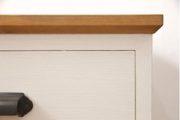 3段重ね桐箪笥を収納棚とチェストにリメイク!上段・中段は重ねて収納棚に。金具を交換して、チェスナット系に着色仕上げ。下段は取っ手金具を交換してアンティークホワイトにペイントし、チェストに。それそれヒノキ無垢材の天板と脚を取り付け。