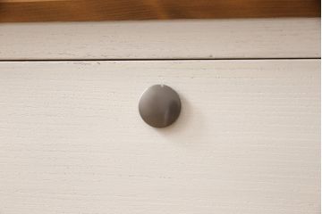 3段重ね桐箪笥を収納棚とチェストにリメイク!上段・中段は重ねて収納棚に。金具を交換して、チェスナット系に着色仕上げ。下段は取っ手金具を交換してアンティークホワイトにペイントし、チェストに。それそれヒノキ無垢材の天板と脚を取り付け。