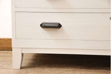 3段重ね桐箪笥を収納棚とチェストにリメイク!上段・中段は重ねて収納棚に。金具を交換して、チェスナット系に着色仕上げ。下段は取っ手金具を交換してアンティークホワイトにペイントし、チェストに。それそれヒノキ無垢材の天板と脚を取り付け。
