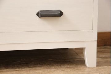 3段重ね桐箪笥を収納棚とチェストにリメイク!上段・中段は重ねて収納棚に。金具を交換して、チェスナット系に着色仕上げ。下段は取っ手金具を交換してアンティークホワイトにペイントし、チェストに。それそれヒノキ無垢材の天板と脚を取り付け。