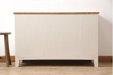 3段重ね桐箪笥を収納棚とチェストにリメイク!上段・中段は重ねて収納棚に。金具を交換して、チェスナット系に着色仕上げ。下段は取っ手金具を交換してアンティークホワイトにペイントし、チェストに。それそれヒノキ無垢材の天板と脚を取り付け。