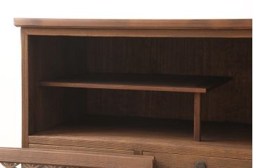 3段重ね桐箪笥をローボードとチェストにリメイク!上段は引き戸に組子ガラスをはめ込み、木製脚を取り付け。中段・下段は合わせてチェストに。いずれも天板を取り付けてオーク系着色仕上げ。