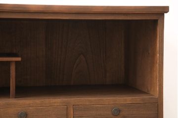 3段重ね桐箪笥をローボードとチェストにリメイク!上段は引き戸に組子ガラスをはめ込み、木製脚を取り付け。中段・下段は合わせてチェストに。いずれも天板を取り付けてオーク系着色仕上げ。