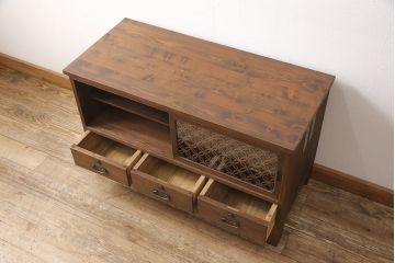 3段重ね桐箪笥をローボードとチェストにリメイク!上段は引き戸に組子ガラスをはめ込み、木製脚を取り付け。中段・下段は合わせてチェストに。いずれも天板を取り付けてオーク系着色仕上げ。