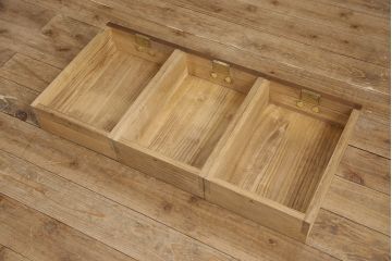 3段重ね桐箪笥をローボードとチェストにリメイク!上段は引き戸に組子ガラスをはめ込み、木製脚を取り付け。中段・下段は合わせてチェストに。いずれも天板を取り付けてオーク系着色仕上げ。