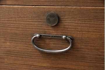3段重ね桐箪笥をローボードとチェストにリメイク!上段は引き戸に組子ガラスをはめ込み、木製脚を取り付け。中段・下段は合わせてチェストに。いずれも天板を取り付けてオーク系着色仕上げ。