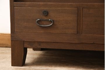 3段重ね桐箪笥をローボードとチェストにリメイク!上段は引き戸に組子ガラスをはめ込み、木製脚を取り付け。中段・下段は合わせてチェストに。いずれも天板を取り付けてオーク系着色仕上げ。