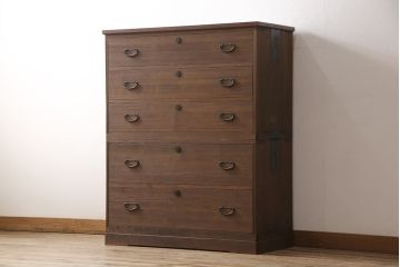 3段重ね桐箪笥をローボードとチェストにリメイク!上段は引き戸に組子ガラスをはめ込み、木製脚を取り付け。中段・下段は合わせてチェストに。いずれも天板を取り付けてオーク系着色仕上げ。