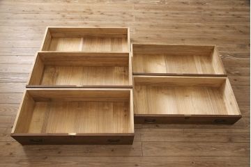 3段重ね桐箪笥をローボードとチェストにリメイク!上段は引き戸に組子ガラスをはめ込み、木製脚を取り付け。中段・下段は合わせてチェストに。いずれも天板を取り付けてオーク系着色仕上げ。