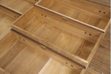 3段重ね桐箪笥をローボードとチェストにリメイク!上段は引き戸に組子ガラスをはめ込み、木製脚を取り付け。中段・下段は合わせてチェストに。いずれも天板を取り付けてオーク系着色仕上げ。