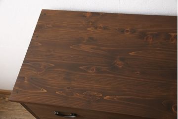 3段重ね桐箪笥をローボードとチェストにリメイク!上段は引き戸に組子ガラスをはめ込み、木製脚を取り付け。中段・下段は合わせてチェストに。いずれも天板を取り付けてオーク系着色仕上げ。